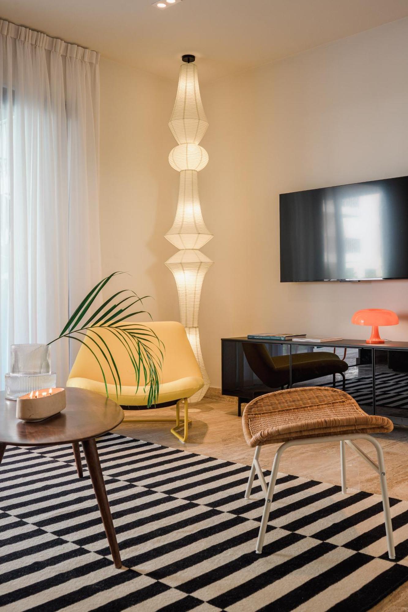 70's Experience In With Pool View Apartment *