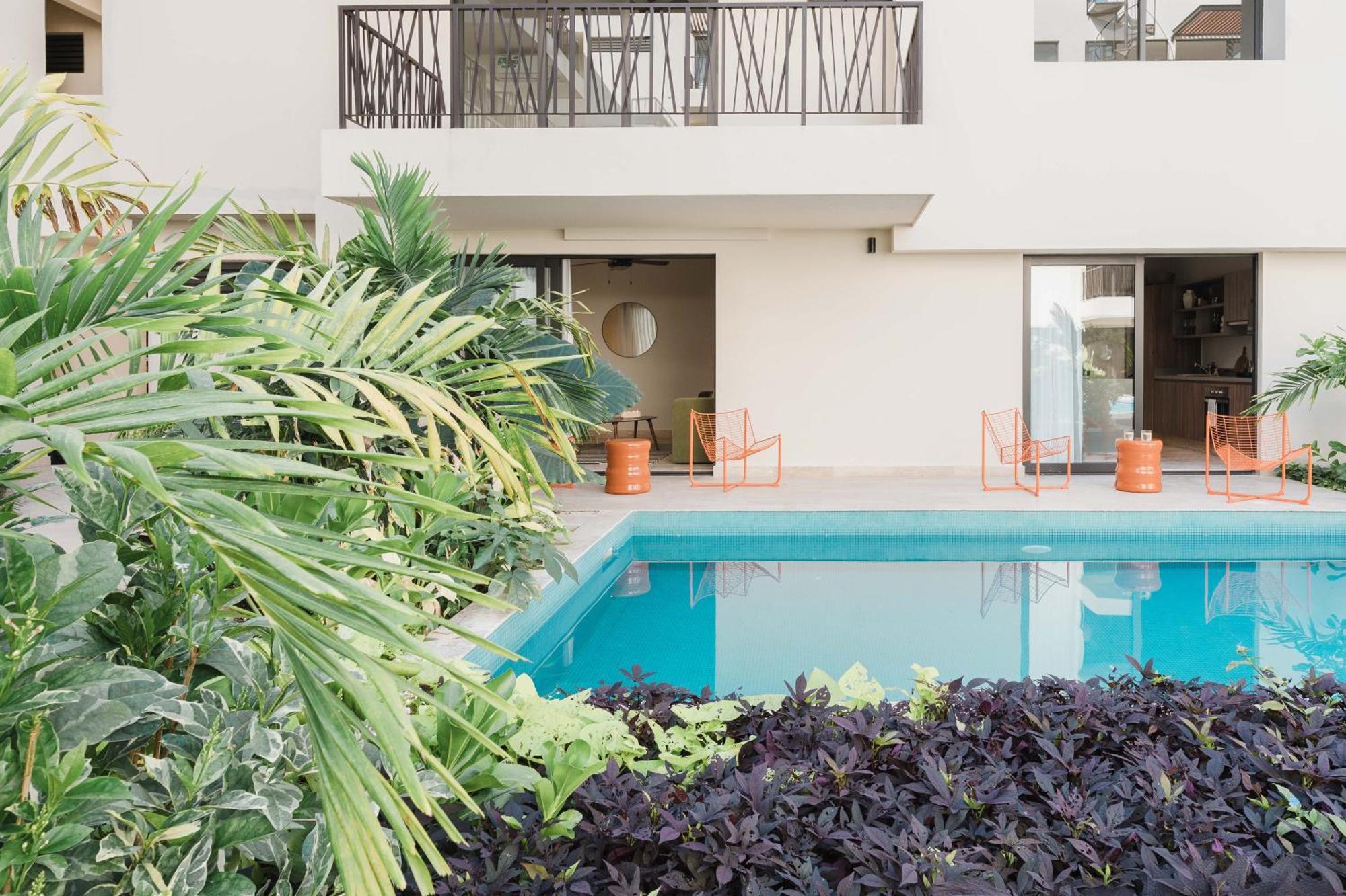 70's Experience In With Pool View Apartment