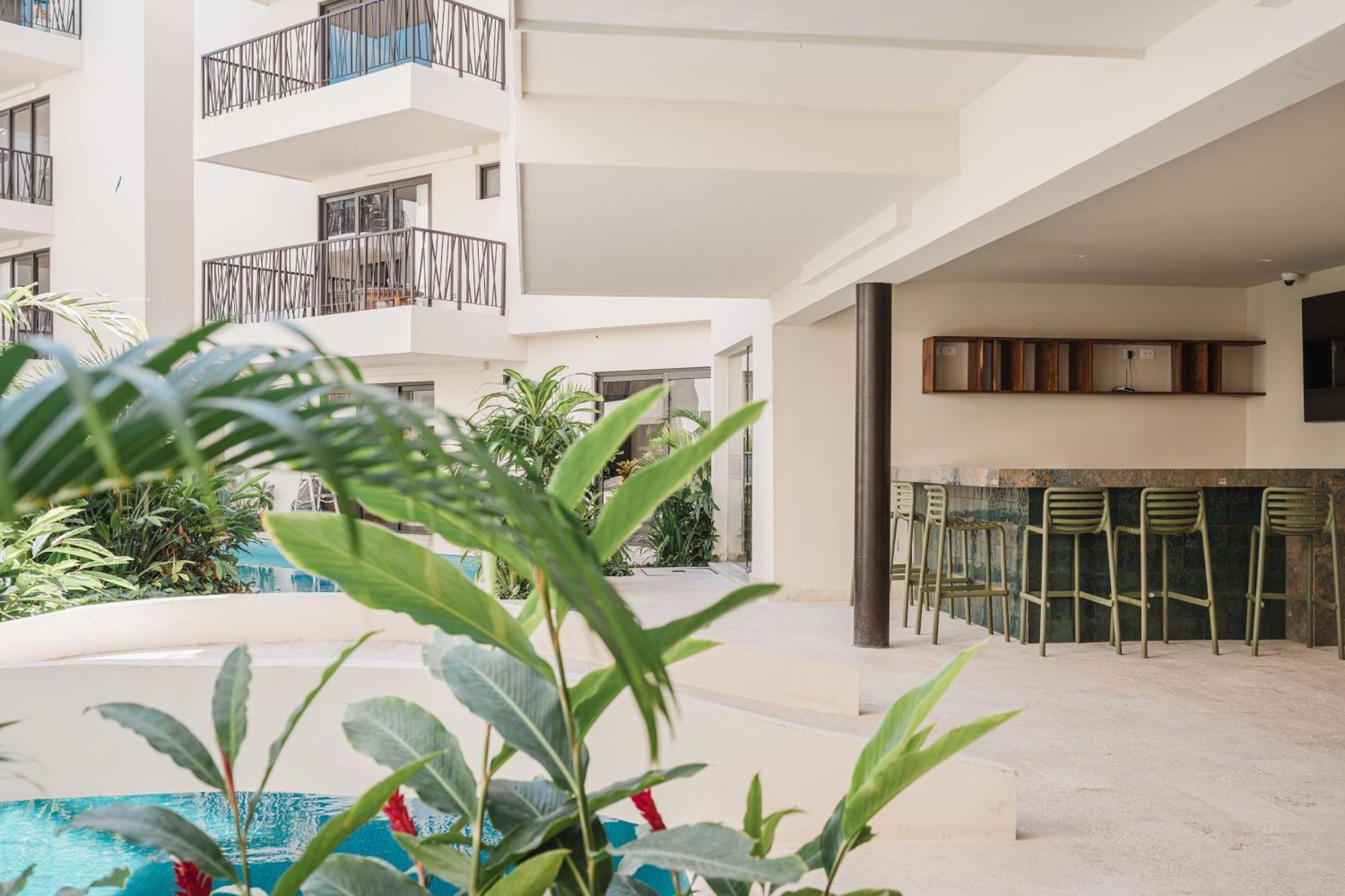 Apartment 70's Experience In With Pool View
