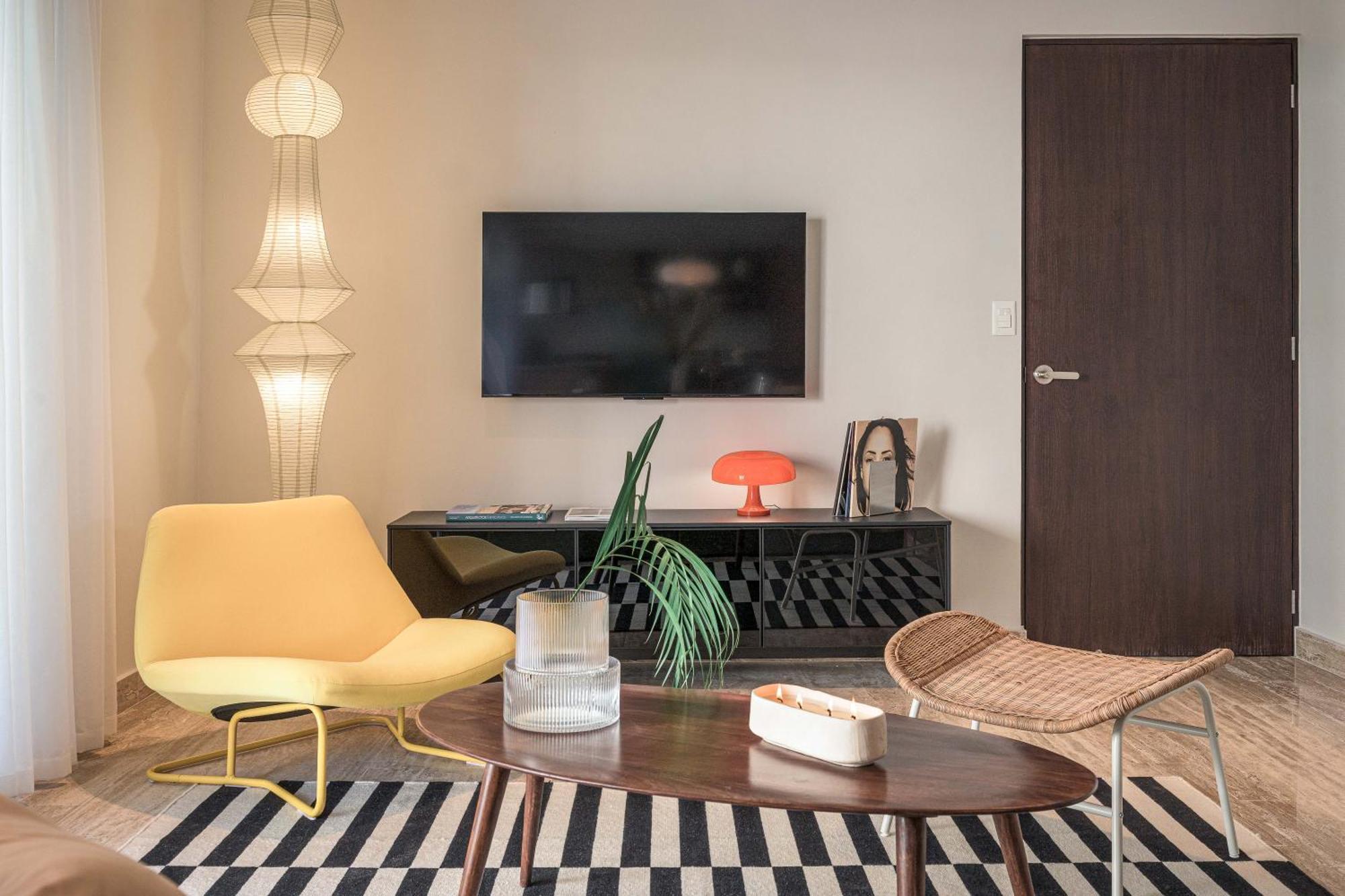 70's Experience In With Pool View Appartement